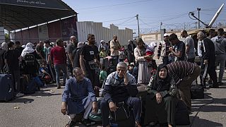 Filistinliler, Gazze Şeridi'ndeki Refah sınır kapısında Mısır'a geçmek için bekliyor