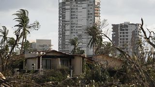 Edificios rodeados de escombros tras el paso del huracán Otis en Acapulco, México, el viernes 27 de octubre de 2023.