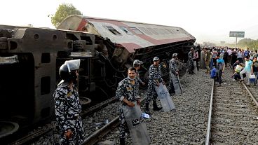 قوات الأمن تحرس موقع حادث خروج قطار عن مساره قرب بنها بمحافظة القليوبية في مصر والذي أسفر عن إصابة نحو 100 شخص، الأحد 18 أبريل 2021.