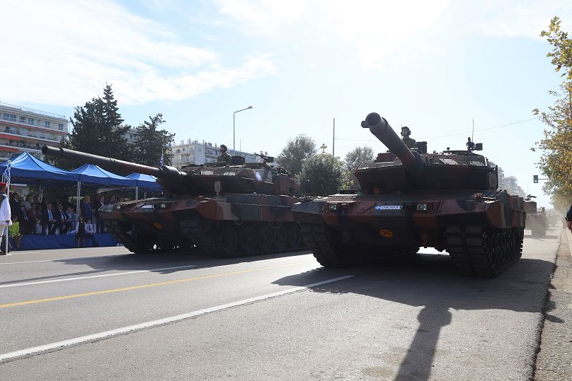 Στρατιωτικά οχήματα παρελαύνουν μπροστά από την εξέδρα των επισήμων, στη Λεωφόρο Μεγάλου Αλεξάνδρου, στο πλαίσιο των εορταστικών εκδηλώσεων για την εθνική επέτειο