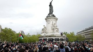 متظاهرون مؤيدون للفلسطينيين في ساحة الجمهورية بالعاصمة الفرنسية باريس 