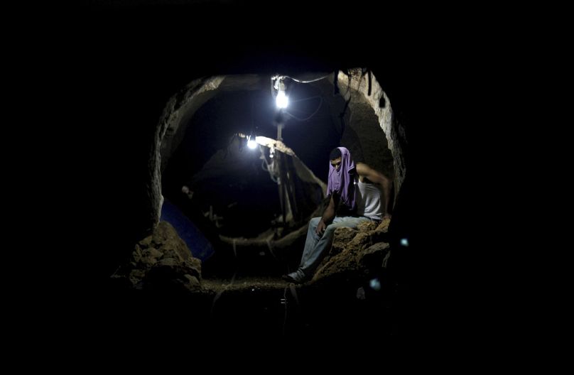 Filistinli bir işçi, Mısır ile Gazze Şeridi arasındaki Refah'ta bir tünelinin içinde dinleniyor.