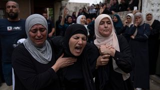 نساء فلسطينيات يبكين أثناء تشييع جثمان شاب قتله الجيش الإسرائيلي في بلدة ييت ريما بالضفة الغربية المحتلة