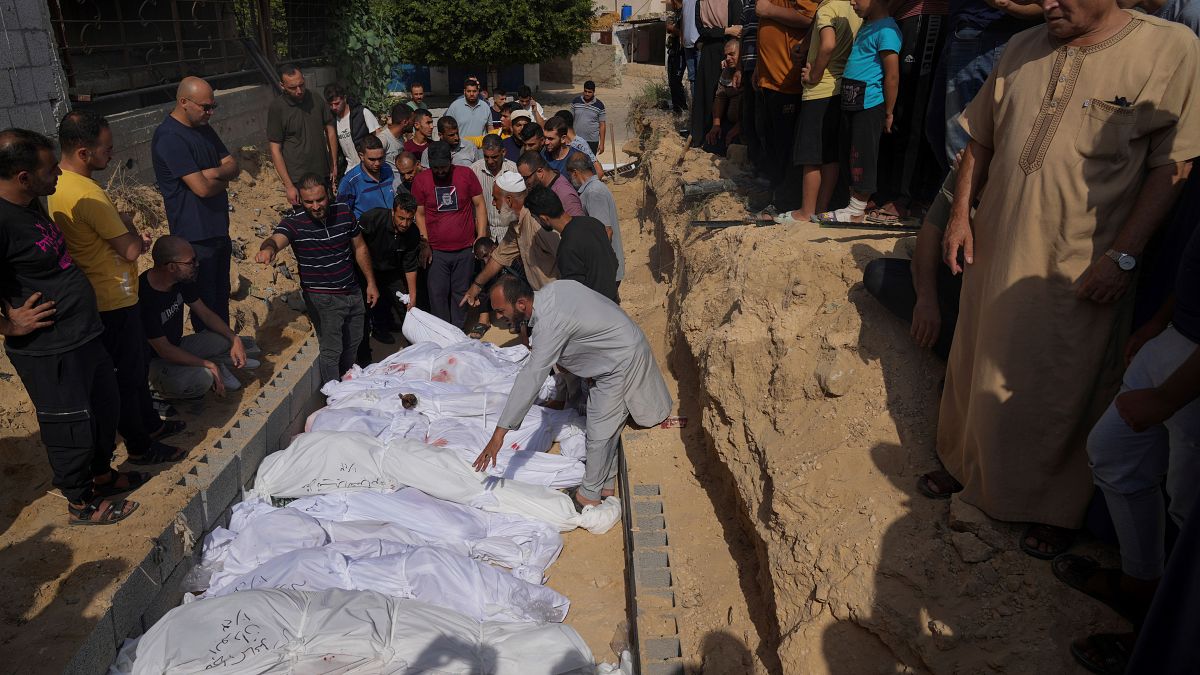 الفلسطينيون يدفنون قتلاهم من ضحابا القصف الإسرائيلي في غزة. 2022