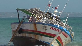 O barco que encalhou numa praia siciliana teria 60 pessoas a bordo