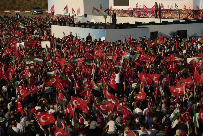 الرئيس التركي يلقي كلمة أمام جموع حاشدة في مظاهرة تضامنية مع غزة في اسطنبول