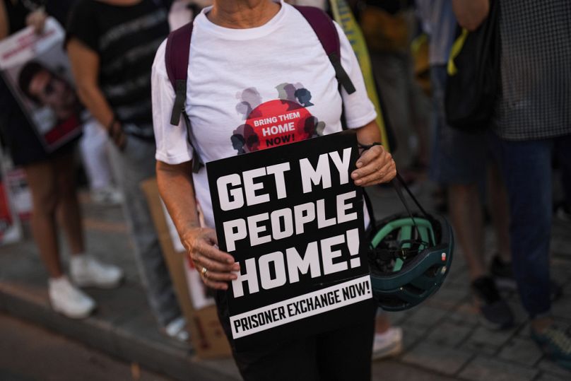 Israeliani organizzano una manifestazione a Tel Aviv per chiedere al governo spiegazioni sul piano di liberazione degli ostaggi. Sul cartello: "Riportate la mia gente a casa"