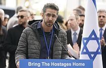 Moran Alony, quien tiene dos hermanas y otros cinco familiares rehenes de Hamas, durante una manifestación frente a la sede de la ONU en Nueva York, el martes