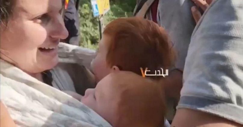 Siri Bibasz a 4 éves Ariellel és a 9 hónapos Kfirrel, fogságban, 2023. október 7-én