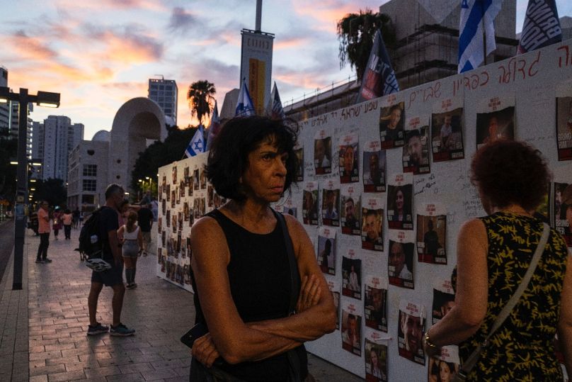 A túszok és eltűntek kiragasztott fényképei Tel-Avivban, 2023. október 21-én