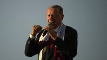 Реджеп Тайип Эрдоган вышел к сторонникам в шарфе с турецким и палестинским флагами, аэропорт Ататюрка в Стамбуле, 28 октября 2023 года.