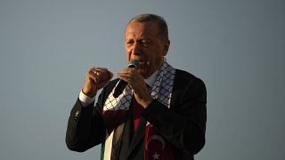 Реджеп Тайип Эрдоган вышел к сторонникам в шарфе с турецким и палестинским флагами, аэропорт Ататюрка в Стамбуле, 28 октября 2023 года.