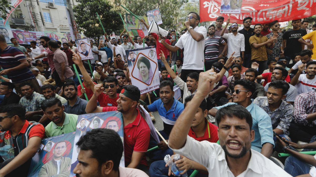 Des militants du Parti nationaliste du Bangladesh crient des slogans lors d'une manifestation à Dhaka, au Bangladesh, le samedi 28 octobre 2023.