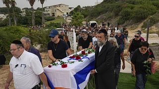 A Hamász által meggyilkolt izraeli nő, Yonat Or temetése egy kibucban