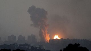 Последствия израильского авиаудара по сектору Газа, вид с юга Израиля, 28 октября 2023 года.