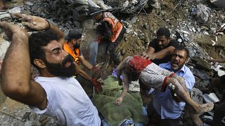 انتشال طفل من تحت أنقاض القصف الإسرائيلي الذي استهدف منزلا في مدينة غزة 24/10/2023