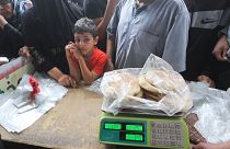 Un enfant palestinien devant une portion de pain