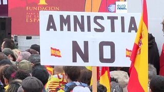Una pancarta con el lema "amnistía no" este viernes en la plaza de Colón, en Madrid, durante la manifestación. 
