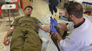 جندي إسرائيلي يتبرع بالدم في أحد المراكز الطبية في كيبوتس محانييم على الحدود مع لبنان