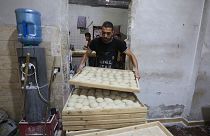 فعالیت یک نانوایی در جنوب نوار غزه در شرایط جنگ