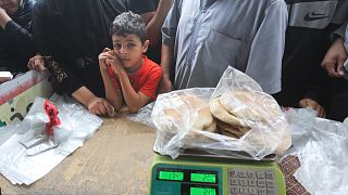 فلسطينيون في رفح ينتظرون دورهم لشراء الخبز 29/10/2023