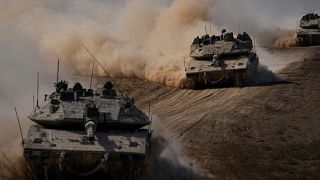 دبابات إسرائيلية في طريقها نحو قطاع غزة