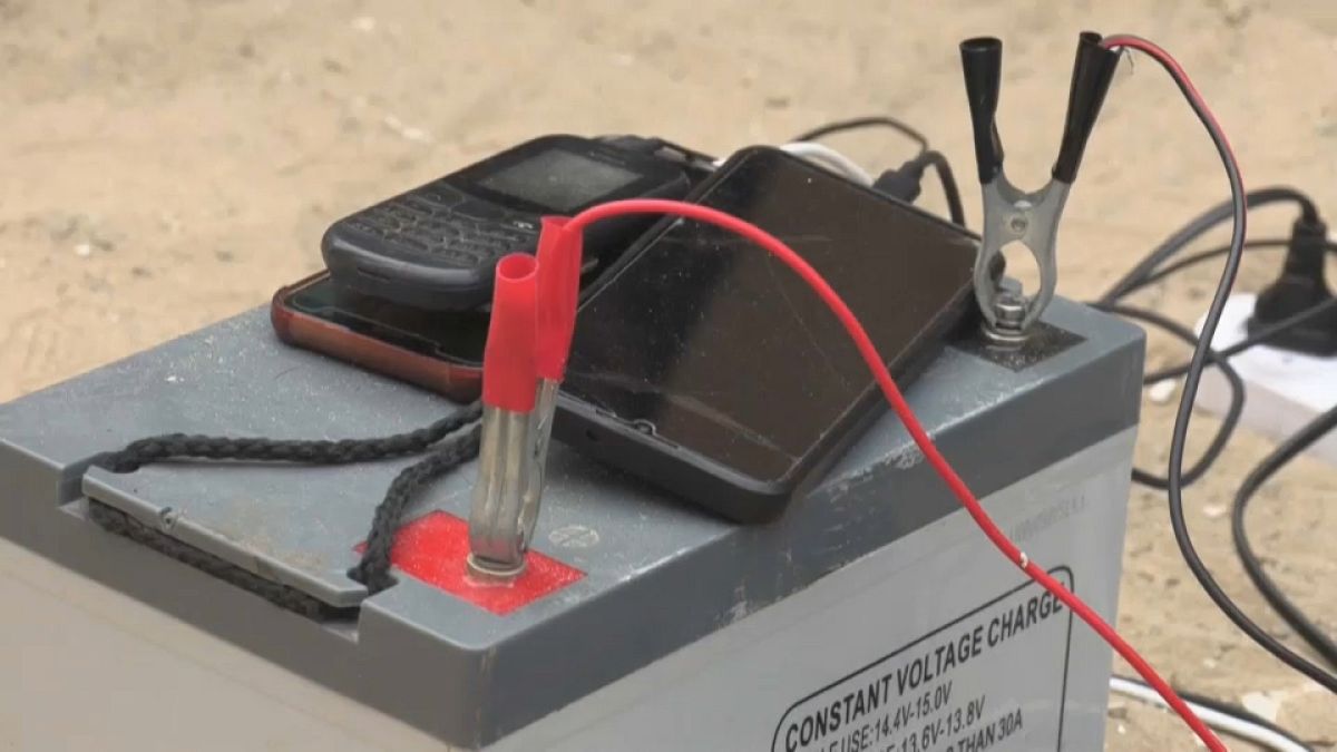Téléphone mobile en charge sur une batterie, Khan Younès, Bande de Gaza, 29/10/2023