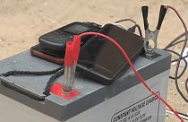 Téléphone mobile en charge sur une batterie, Khan Younès, Bande de Gaza, 29/10/2023