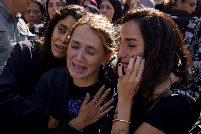 أقارب الصحافي عصام عبد الله يبكون في أثناء تشييعه ببلدة الخيام جنوب لبنان