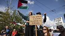 Des manifestants pro-palestiniens participent à un rassemblement devant l'ambassade d'Israël à Athènes, Grèce, le dimanche 29 octobre 2023.