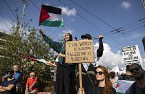Milhares de pessoas manifestaram-se junto à embaixada israelita em Atenas, para protestaram contra os ataques de Israel em Gaza