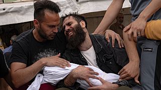 Un père palestinien pleure la mort de son enfant dans une frappe israélienne, 29 octobre 2023