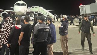 Сотни людей ворвались в главный аэропорт Дагестан с угрозами против евреев и граждан Израиля после прибытия авиалайнера из Тель-Авива.