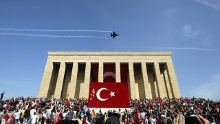 Oposição acusa Erdogan de apagar os valores democráticos e laicos transmitidos por Ataturk