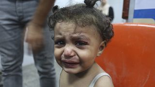 طفلة فلسطينية جاءت لتلقي العلاج في مستشفى رفح بعد تعرضها لقصف إسرائيلي
