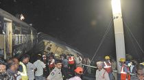 رجال الإنقاذ يهرعون إلى مكان اصطدام قطاري ركاب في ولاية أندرا براديش 
