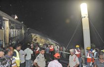 رجال الإنقاذ يهرعون إلى مكان اصطدام قطاري ركاب في ولاية أندرا براديش 