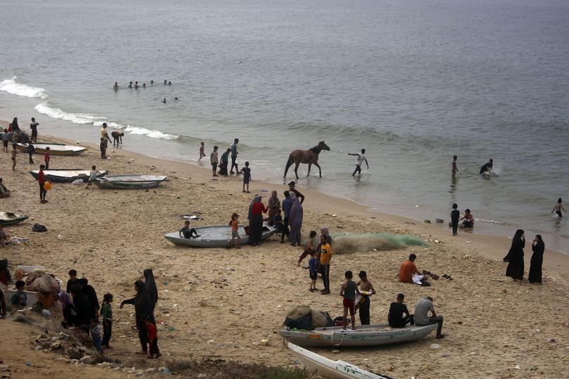 Palestinians resort to the sea water to bathe and clean their tools and clothes due the continuing water shortage in the Gaza Strip, on the beach in Central Gaza, 29/10/23.