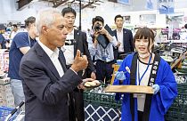 ABD'nin Japonya Büyükelçisi Rahm Emanuel geçtiğimiz aylarda Fukuşima bölgesini ziyaret ederek deniz ürünleri yemişti