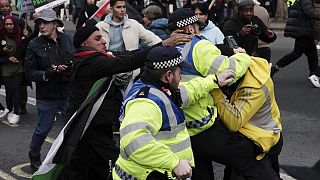 اشتباك عناصر من الشرطة مع متظاهرين في لندن