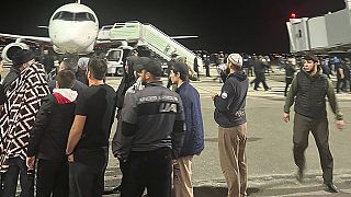 Dağıstan Özerk Cumhuriyeti'nin başkenti Mahaçkale'de eylemciler, havaalanına akın etmiş ve İsrail'den gelen bir uçakta arama yapmak istemişti