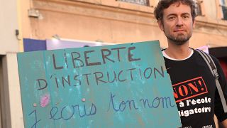 Un parent qui pratique l'instruction en famille au cours de la manifestation contre la nouvelle loi qui s'est tenue à Lyon le 15 septembre 2023.