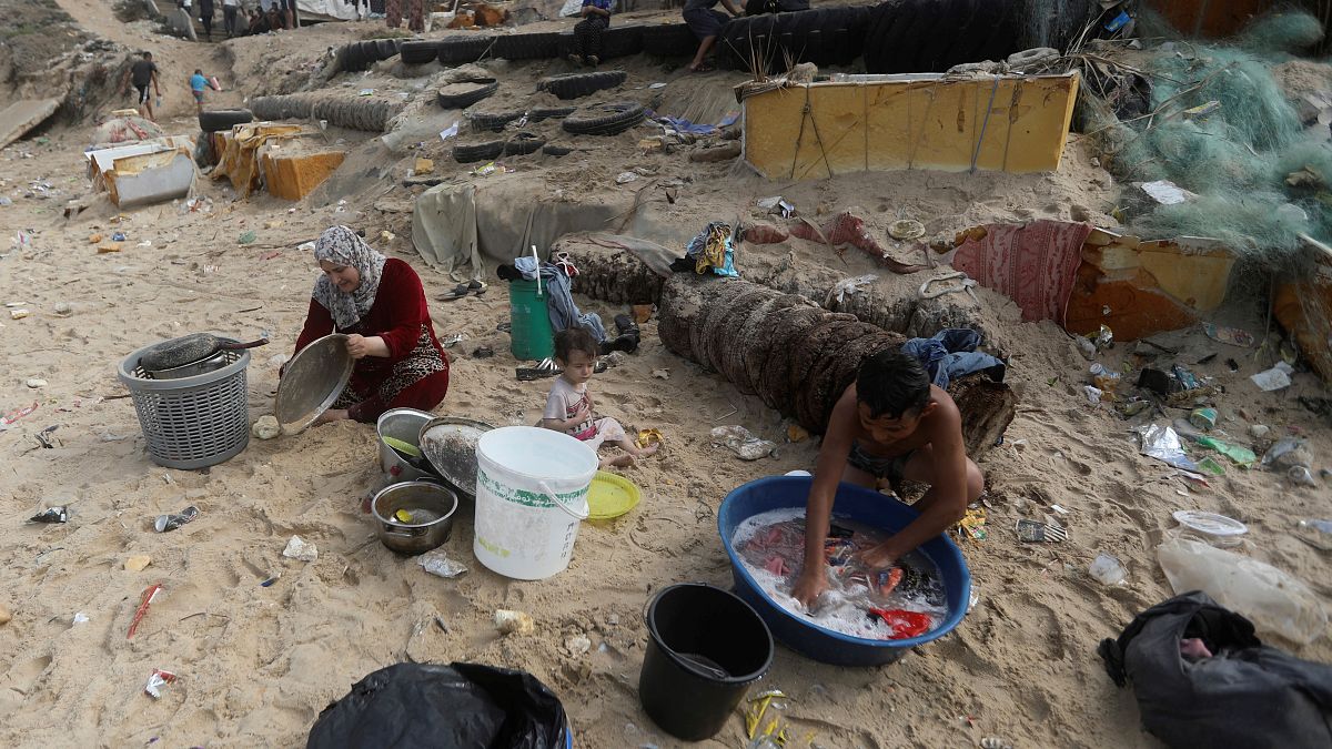 فلسطينيون يلجأون لاستخدام مياه البحر