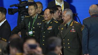 وزير الدفاع الروسي ونظيره الصيني خلال افتتاح مؤتمر الدفاع الدولي في بكين