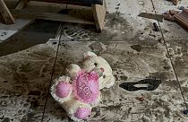 Urso de peluche com um coração a dizer "Amor" deixado entre os destroços provocados por um ataque israelita na Faixa de Gaza