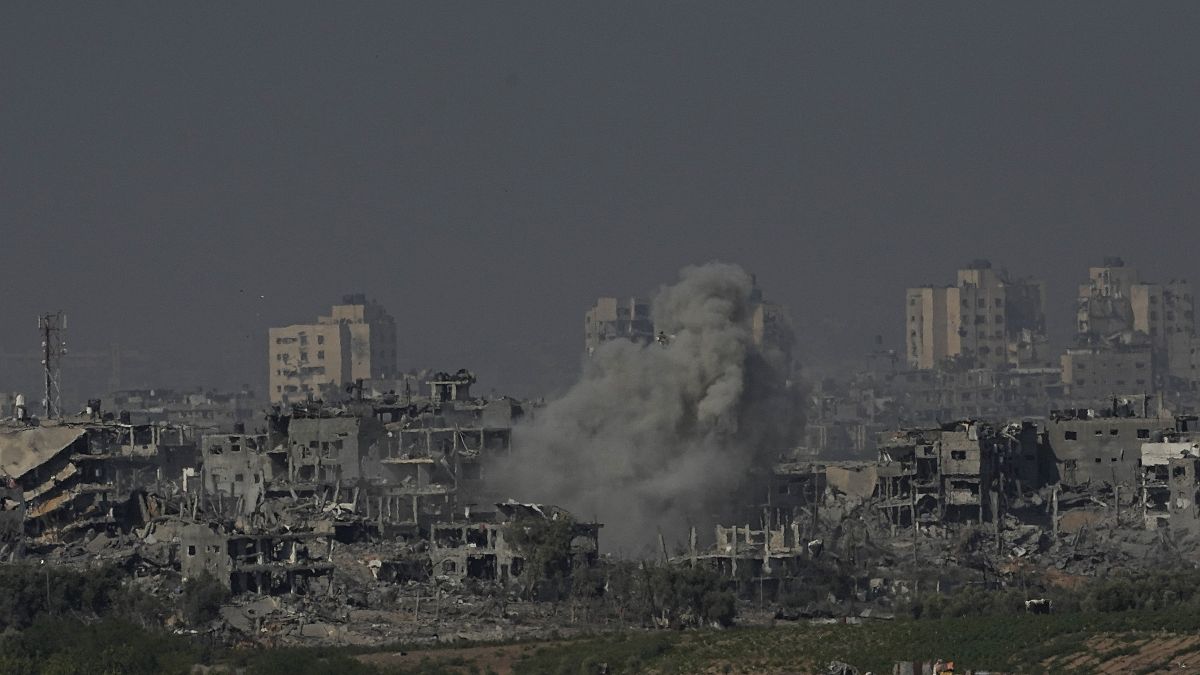 Израиль продолжает наносить удары по позициям боевиков в секторе Газа