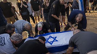 Angehörige beerdigen einen Mann im Kibbuz Revivim