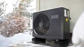 Una moderna pompa di calore a sorgente d'aria in inverno. Gli esperti affermano che questa tecnologia è ancora efficiente anche a temperature rigide.
