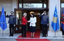 Die Präsidentin der Europäischen Kommission Ursula von der Leyen und die Präsidentin des Kosovo Vjosa Osmani in Pristina, 30\. Oktober 2023