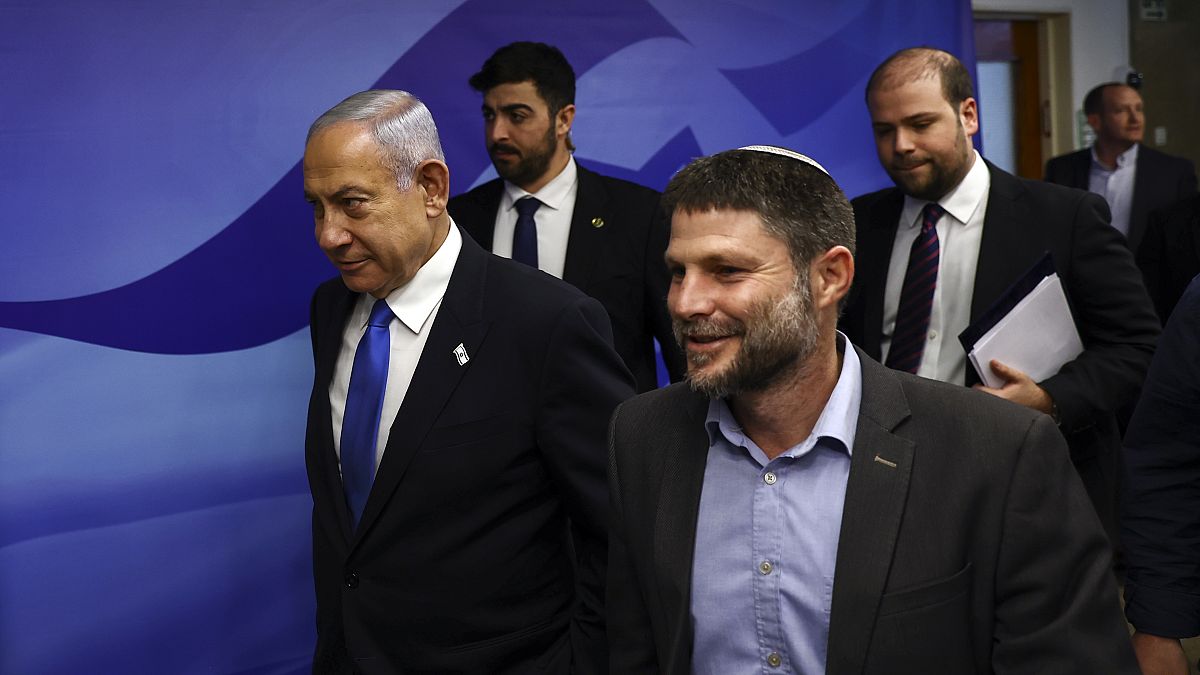رئيس الوزراء بنيامين نتنياهو ووزير المالية بتسلئيل سموتريش في جلسة للكنيسيت، في القدس. 